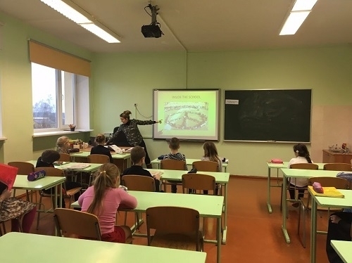 Citiem no mums ir ko mācīties: skolotāja no Spānijas veic darba vērošanu Ķeguma komercnovirziena vidusskolā