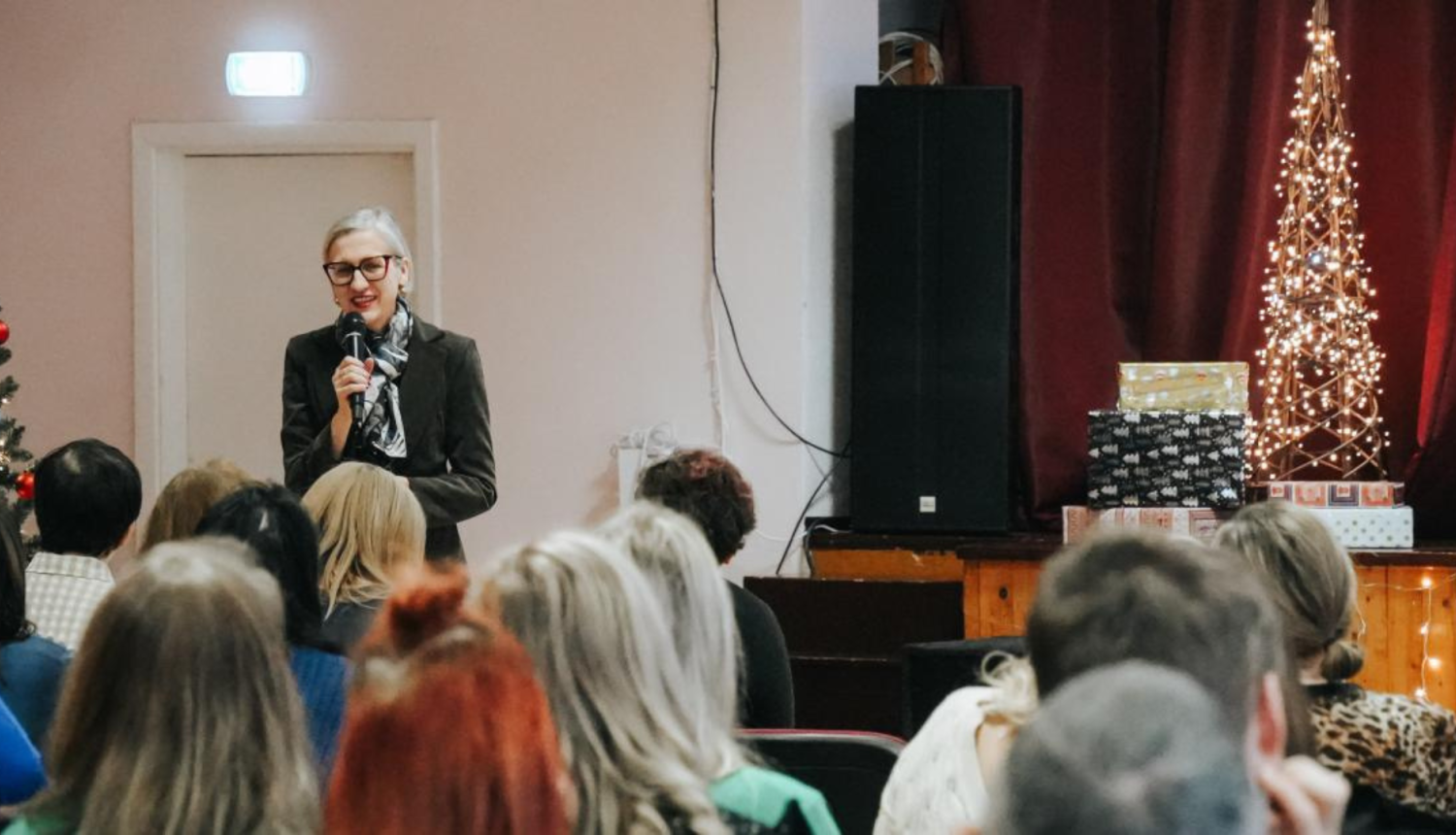 Sieviete runā ar auditoriju