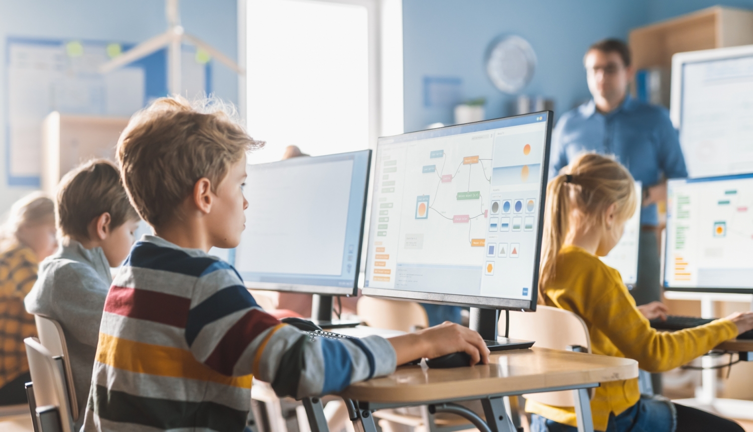 Bērni klasē strādā ar datoru